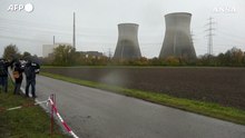 Germania, demolite le torri camino di una centrale nucleare dismessa