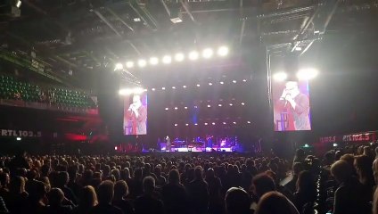 Il batterista si sente male, Marco Masini interrompe il concerto a Firenze