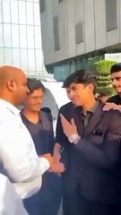 ‏پاکستان کا باشعوراور دلیر نوجوان جو وزیر تعلیم پنجاب کہ منہ پر کھڑا ہوکر کہہ رہا ہے کہ ووٹ صرف ایک ہی شخص کا ہے (عمران خان کا)