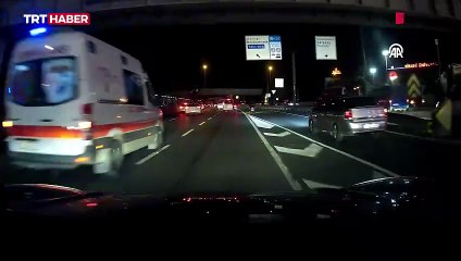 Kaza sonucu yola savrulan motosikletteki 2 kişiye ambulans çarptı