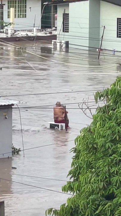 Couple embraces during deadly floods in Mexico