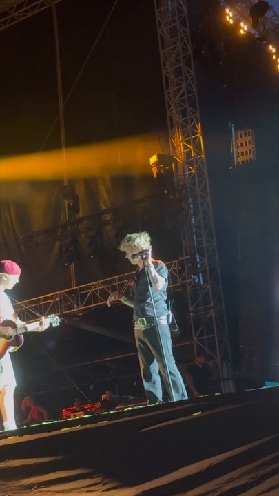 Green Day fan kicked off stage after playing 'Wonderwall' by Oasis