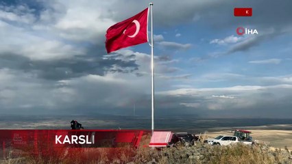 Karslı köylülerin 20 yıllık hayali: Ermenistan sınırına Türk bayrağı diktiler