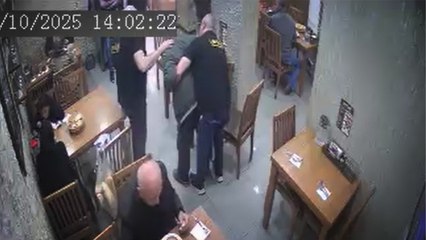 Lokantada nefes borusuna yiyecek kaçan müşteriyi, Heimlich manevrasıyla kurtardı