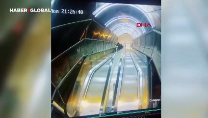 İzmir'de üst geçit korkuluklarına saldırı! O anlar kamerada