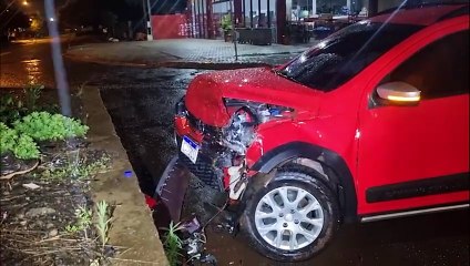 Motorista embriagado é preso após colidir contra base de torre de alta tensão no Santa Felicidade