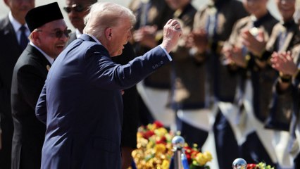 Trump llega a Malasia bailando