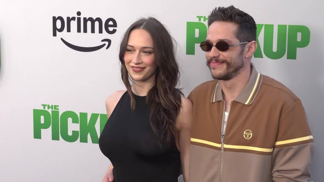 Pete Davidson's pregnant girlfriend, Elsie Hewitt, shows off baby bump on 'Pickup' red carpet