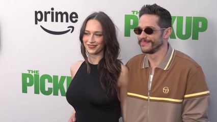 Pete Davidson's pregnant girlfriend, Elsie Hewitt, shows off baby bump on 'Pickup' red carpet