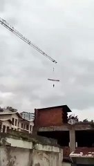 Üzerindeki yazıya dikkat! Terörist başı Netanyahu vinçte sallandırıldı