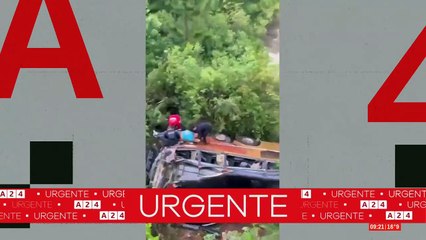 Tragedia y desesperación en Misiones: un micro chocó, cayó de un puente y hay varios muertos
