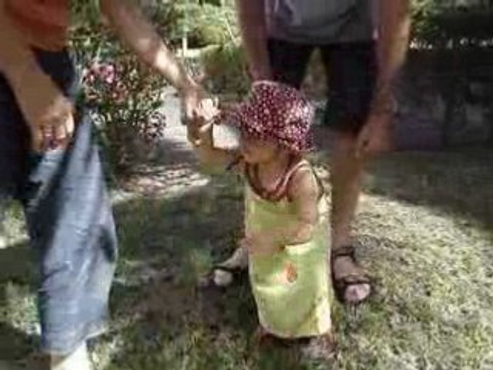 Elora dans le jardin....