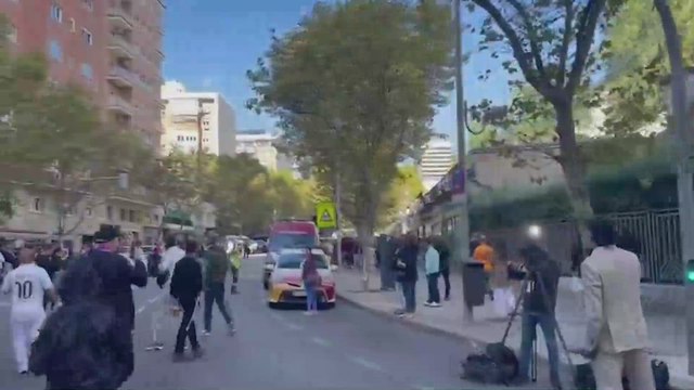 ENFRENTAMIENTOS y CÁNTICOS entre AFICIONADOS del REAL MADRID y del FC BARCELONA antes del CLÁSICO