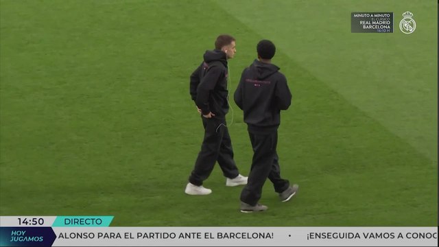 Las PLANTILLAS del REAL MADRID y el FC BARCELONA coinciden en el CÉSPED del BERNABÉU 1 hora antes de EL CLÁSICO