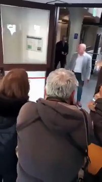 Alberto Fernández apareció, votó y salió a las apuradas: Defendiendo la democracia