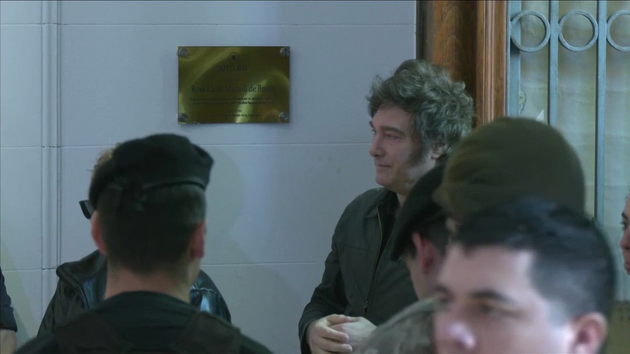 El presidente de Argentina, Javier Milei, acude a votar en elecciones legislativas clave para su agenda económica