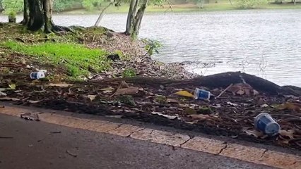 Lago Municipal de Cascavel fica tomado por copos descartados após prova de corrida de rua
