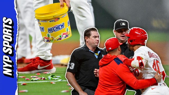 Willson Contreras throws bat towards ump in fiery ejection