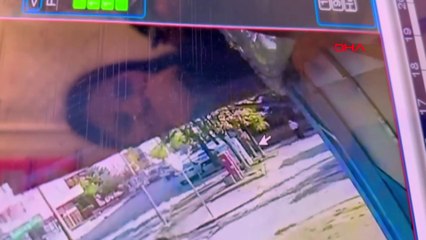 İçinde 2 bin 500 dolar bulunan çantayı alan kadın kayıplara karıştı; o anlar kamerada