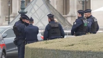 Fallo en la seguridad habría facilitado robo de joyas en Museo del Louvre