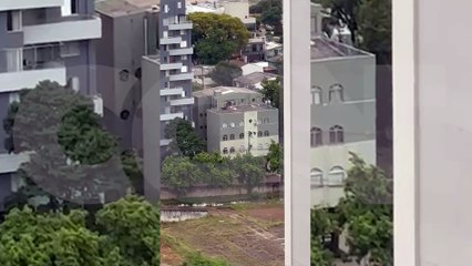 Tragédia evitada: Vídeo flagra crianças brincando e pulando em telhado de prédio no Centro de Cascavel