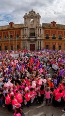 Miles de personas protestan por la gestión en Andalucía de los cribados del cáncer de mama