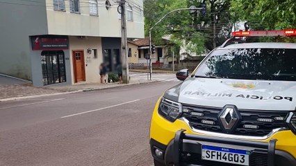Crianças são resgatadas após serem flagradas brincando no telhado de prédio no Centro de Cascavel