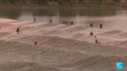 France: Les surfeurs de rivières sur la vague du Mascaret