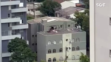 Crianças são flagradas brincando sobre telhado de prédio no Centro de Cascavel e mobilizam resgate