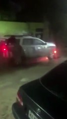 VÍDEO: Viatura da PM pega fogo durante perseguição em alta velocidade e policiais correm para abandonar veículo