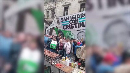 Protesta de Militantes Frente a la Casa de Cristina 🏠