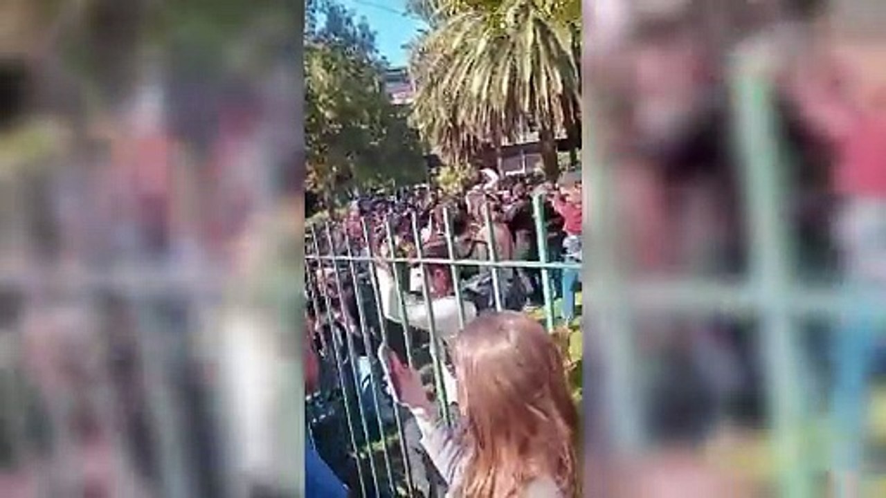 Los gritos a Adorni cuando salía de votar: "Vendepatria y fantasma"