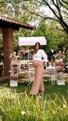 Com oito meses de gestação Camila Queiroz exibe barrigão em chá de fraldas; veja