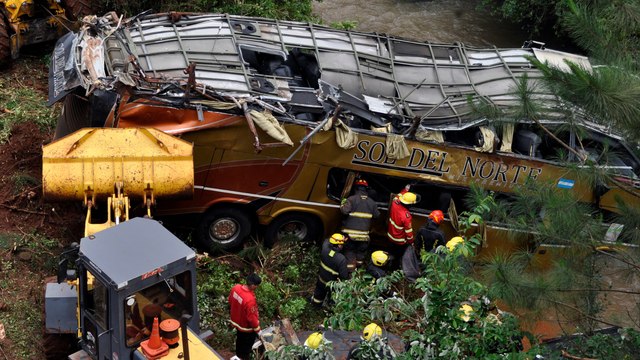 Bus cayó desde un puente en Argentina: 29 personas resultaron heridas y nueve fallecieron