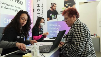 Occhiali e visite oculistiche ai fragili, viaggio nella clinica di Tor Bella Monaca