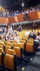 VÍDEO: Humorista sobe ao palco embriagado e show é interrompido