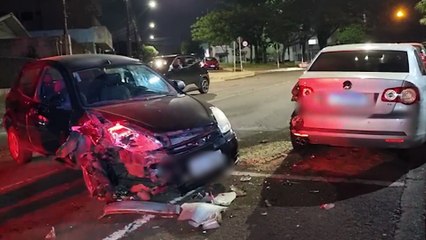 Motorista bate Ford Ka em Jetta estacionado na Rua Jacarezinho, no Bairro São Cristóvão