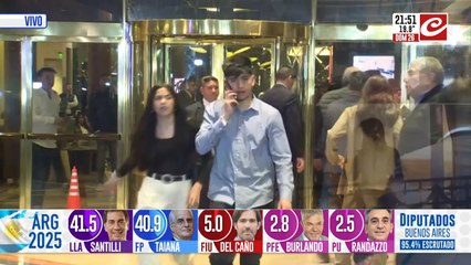 Festejos de la militancia frente al Hotel Liertador