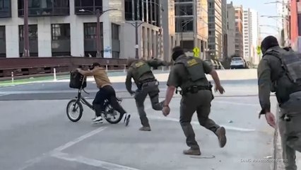 Chicago delivery driver escapes immigration agents in viral chase video