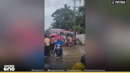 സ്വകാര്യ ബസ് ഡ്രൈനേജിലേക്ക് താഴ്ന്നു; നാട്ടുകാർ ചേർന്ന് ബസ് തള്ളി കയറ്റി