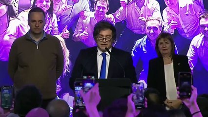Elecciones en Argentina: Milei gana y acaba cantando "Yo soy el rey"