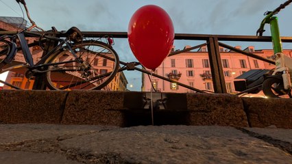 Benvenuti a Derry: Milano si lascia tentare dal palloncino di Pennywise 🎈
