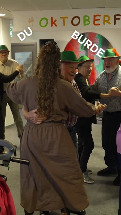 Øllene blev langet over bordet til tyrolerfest | 2025 | TV SYD