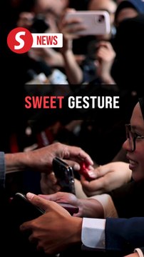 Timor-Leste PM Gusmao hands out sweets to media at Asean Summit