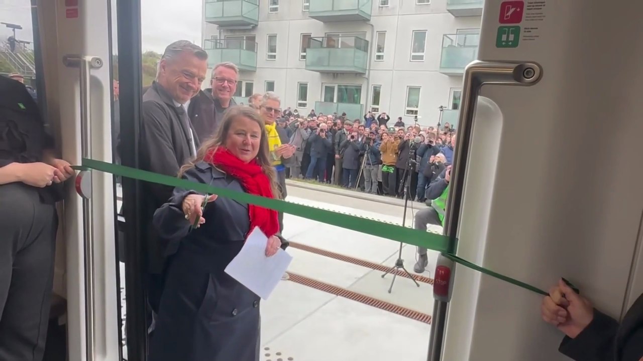 Se den første tur inde fra toget: Nu er Hovedstadens Letbane indviet | KLIP 1 - 2 klip i alt | 2025 | TV2 KOSMOPOL