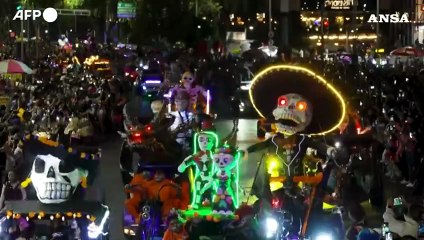 La sfilata di Catrina illumina Citta' del Messico prima del Dia de los Muertos