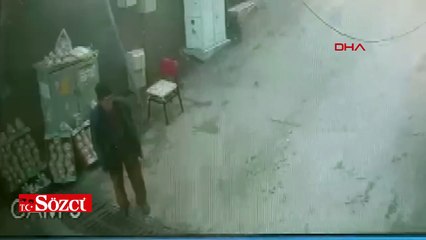 Pes artık dedirten görüntü! Para bozdurmaya giden seyyar satıcının telefonunu çaldı