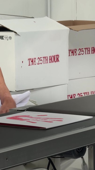 Rilès produit lui-même ses pochettes d'album à la chaîne pendant 24h