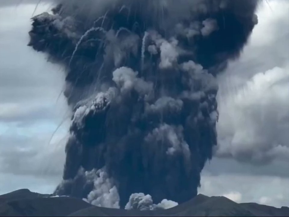 Vulkan bricht aus: Aschewolke schießt zwei Kilometer hoch