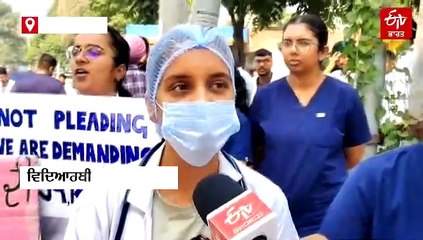 ਸਟੂਡੈਂਟ ਯੂਨੀਅਨ ਨੇ ਬੂਟ ਪਾਲਿਸ਼, ਨਿੰਬੂ ਪਾਣੀ ਅਤੇ ਚਾਹ ਵੇਚ ਸਰਕਾਰ ਖਿਲਾਫ ਕੀਤਾ ਪ੍ਰਦਰਸ਼ਨ